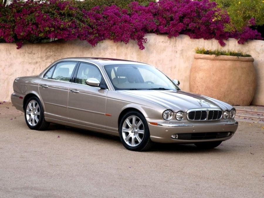  Jaguar XJ8 Vanden Plas 2004 года  (фото 4 из 6)